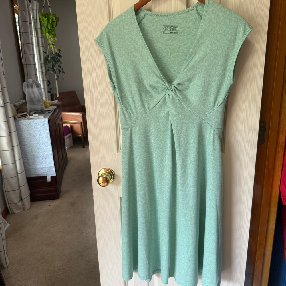 Patagonia Medium Green Seabrook Twist Front VNeck Short Sleeve Travel Dress